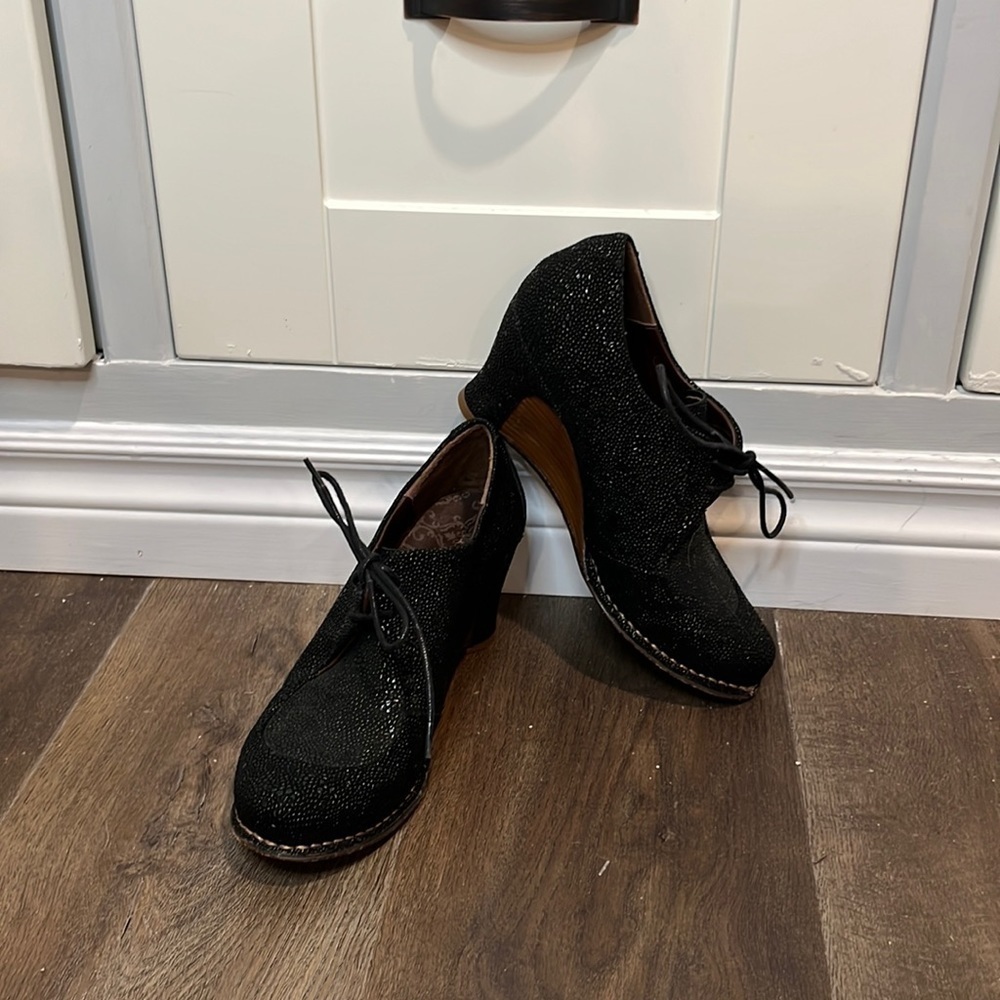 NEOSENS. Size 37 or 6 1/2. Lace up shoes. Wedge. Black. Metallic look.